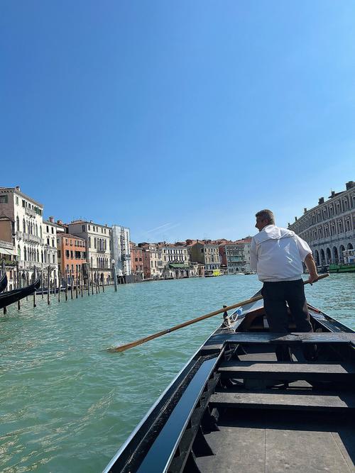 威尼斯坐船拍照图片（威尼斯坐船拍照图片真实）