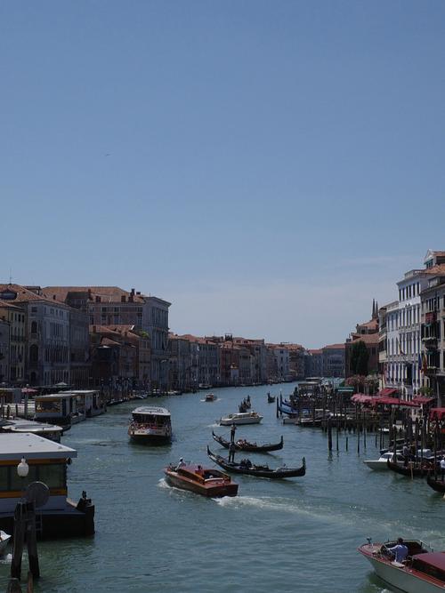 威尼斯建在什么河上（威尼斯建在河还是海上）